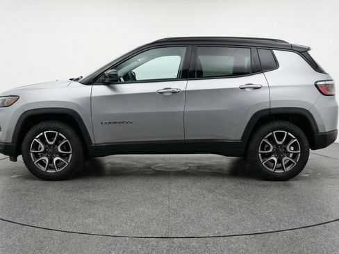 Used 2025 Jeep Compass Trailhawk image 5