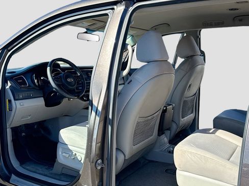 Used 2016 Kia Sedona LX image 6