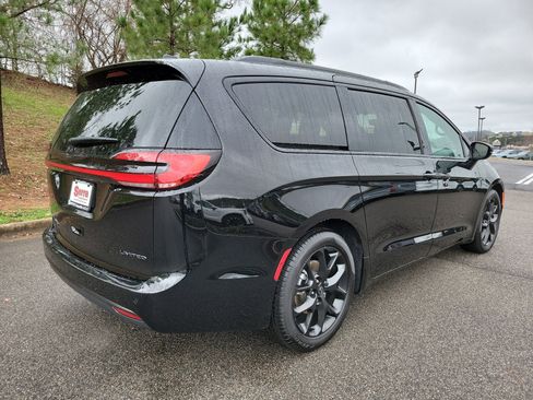 Used 2025 Chrysler Pacifica Limited image 27