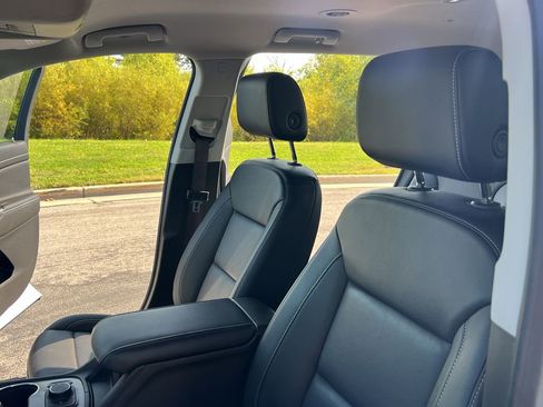 Used 2023 GMC Acadia SLT w/ LPO, Floor Liner Package image 20