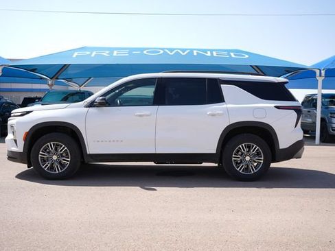 Used 2025 Chevrolet Traverse LT FWD image 2