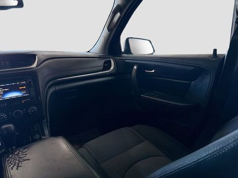 Used 2017 Chevrolet Traverse LT w/ Style and Technology Package image 24