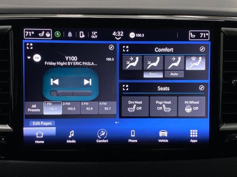 Used 2024 Chrysler Pacifica Touring-L image 22