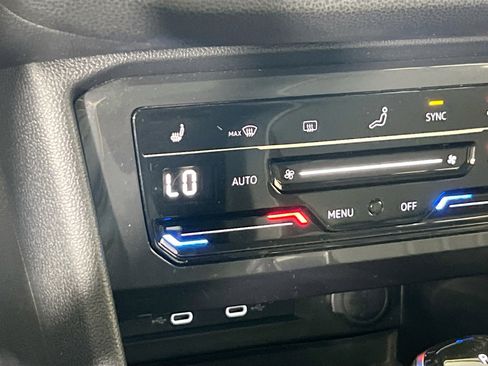 Used 2022 Volkswagen Tiguan SE image 19