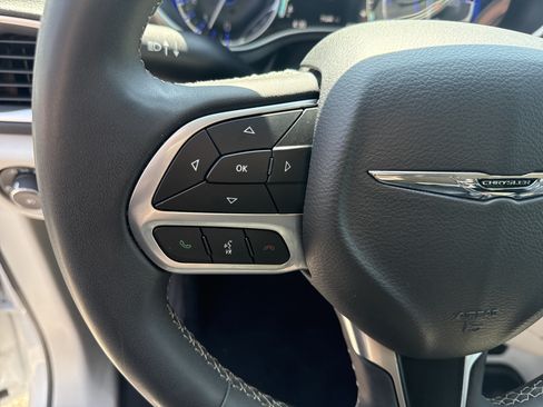 Used 2024 Chrysler Pacifica Touring-L FWD image 26