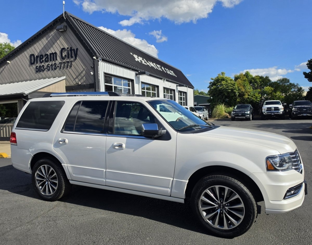 Used 2016 Lincoln Navigator Select RWD image 4