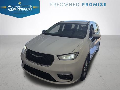 Used 2023 Chrysler Pacifica Touring-L FWD image 1