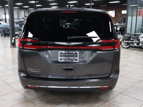 Used 2023 Chrysler Pacifica Touring-L FWD image 5