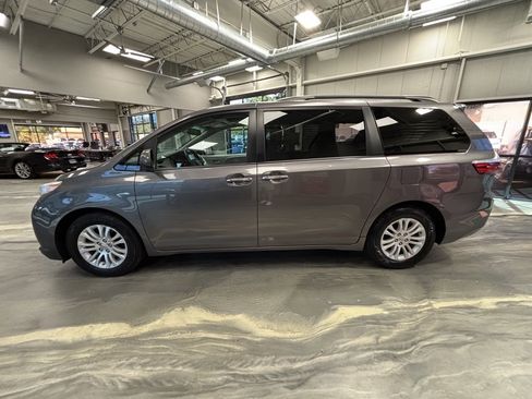 Used 2017 Toyota Sienna XLE image 40