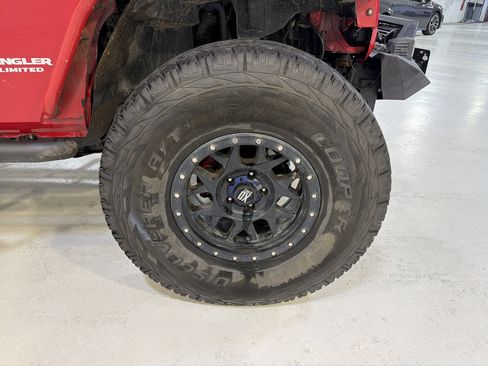Used 2012 Jeep Wrangler Unlimited Rubicon w/ Dual Top Group AWD/4WD image 13