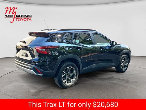 Used 2025 Chevrolet Trax LT FWD image 9