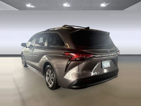 Used 2021 Toyota Sienna XLE image 3