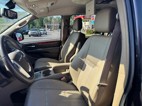 Used 2015 Chrysler Town & Country Touring-L w/ Driver Convenience Group image 26