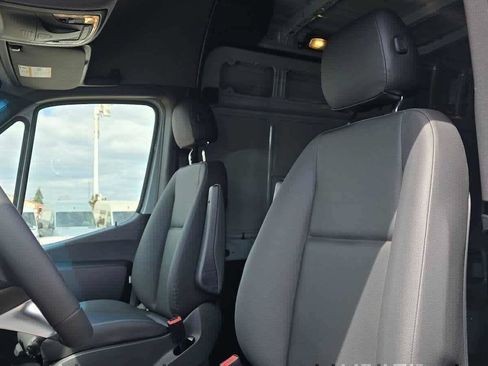 Used 2025 Mercedes-Benz Sprinter 2500 image 25