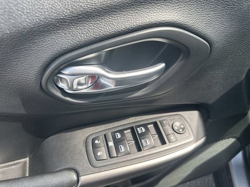 Used 2019 Jeep Cherokee Latitude Plus w/ Comfort/Convenience Group AWD/4WD image 18