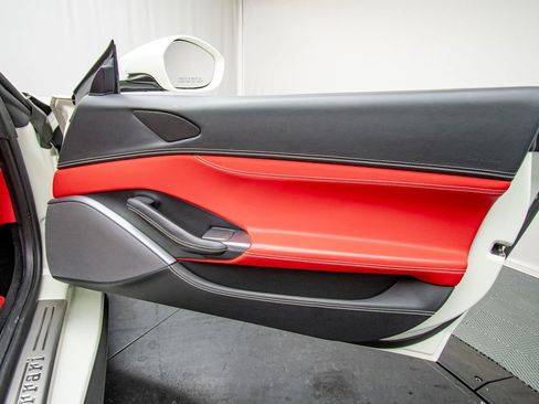Used 2019 Ferrari Portofino RWD image 48
