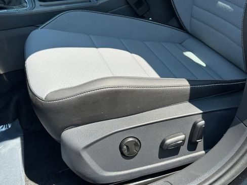 Certified 2025 Volkswagen Jetta SE w/ Sunroof Package FWD image 24
