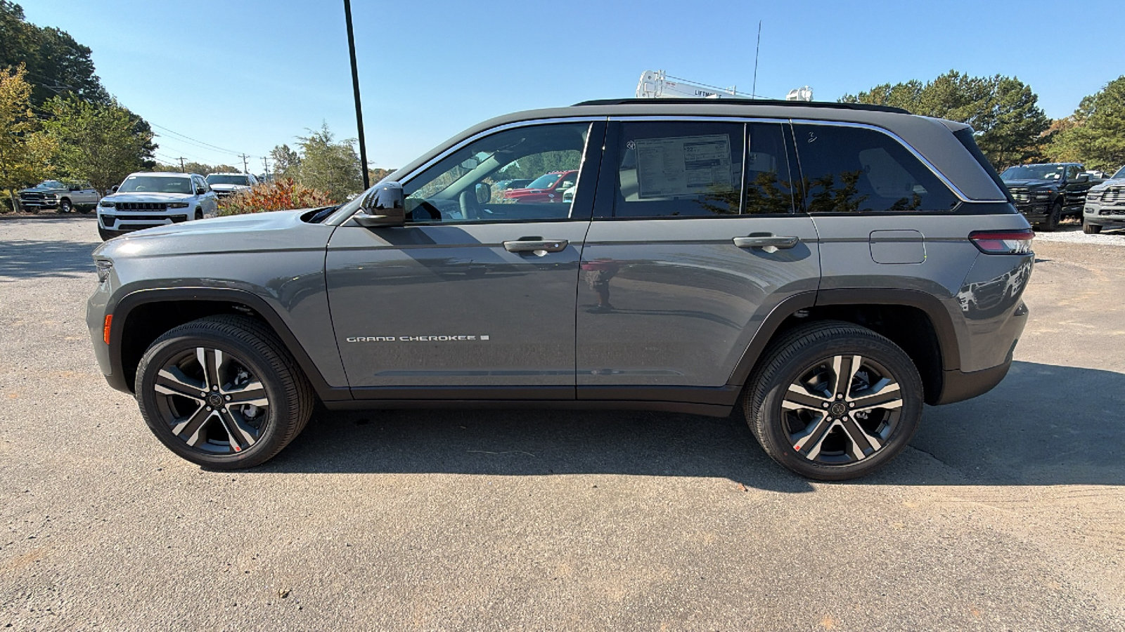 New 2027 Jeep Grand Cherokee Laredo X AWD/4WD image 11