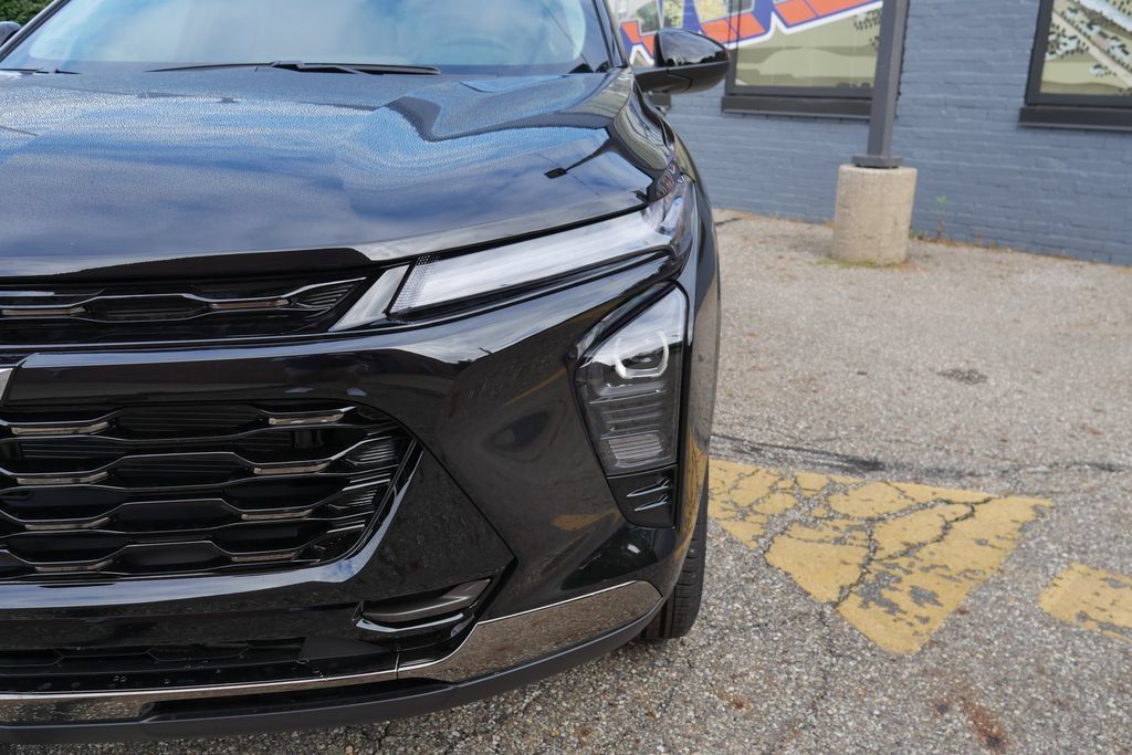 New 2026 Chevrolet Trax ACTIV w/ Sunroof Package FWD image 3