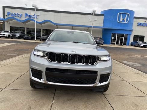 Used 2023 Jeep Grand Cherokee L Laredo image 3