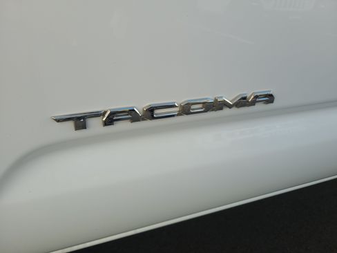 Certified 2019 Toyota Tacoma SR5 AWD/4WD image 29