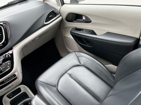 Used 2023 Chrysler Pacifica Touring-L FWD image 18