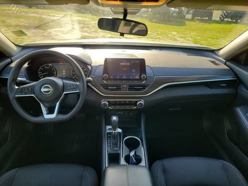 Used 2024 Nissan Altima 2.5 SV FWD image 11