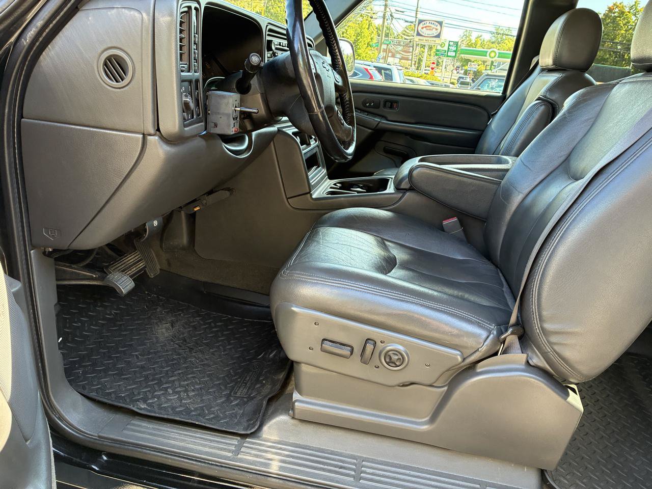 Used 2005 Chevrolet Silverado 2500 LT w/ Snow Plow Prep Package AWD/4WD image 17