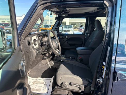Used 2025 Jeep Gladiator Sport image 9
