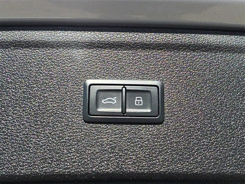 Used 2023 Audi Q5 2.0T Premium w/ Convenience Package image 17