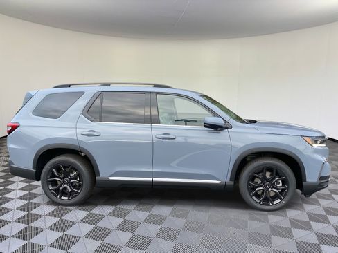 New 2025 Honda Pilot Touring image 2