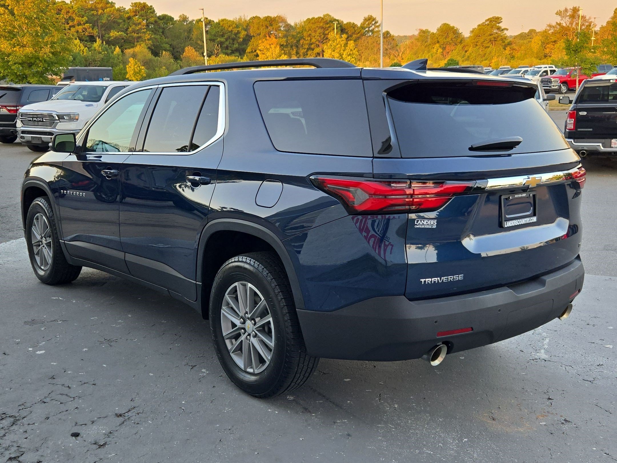 Used 2022 Chevrolet Traverse LT FWD image 5