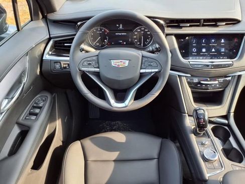 New 2025 Cadillac XT6 Luxury image 17