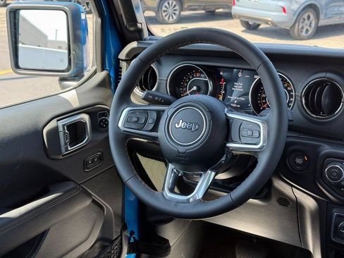 Used 2023 Jeep Gladiator Overland AWD/4WD image 11