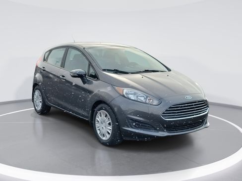 Used 2015 Ford Fiesta SE image 2