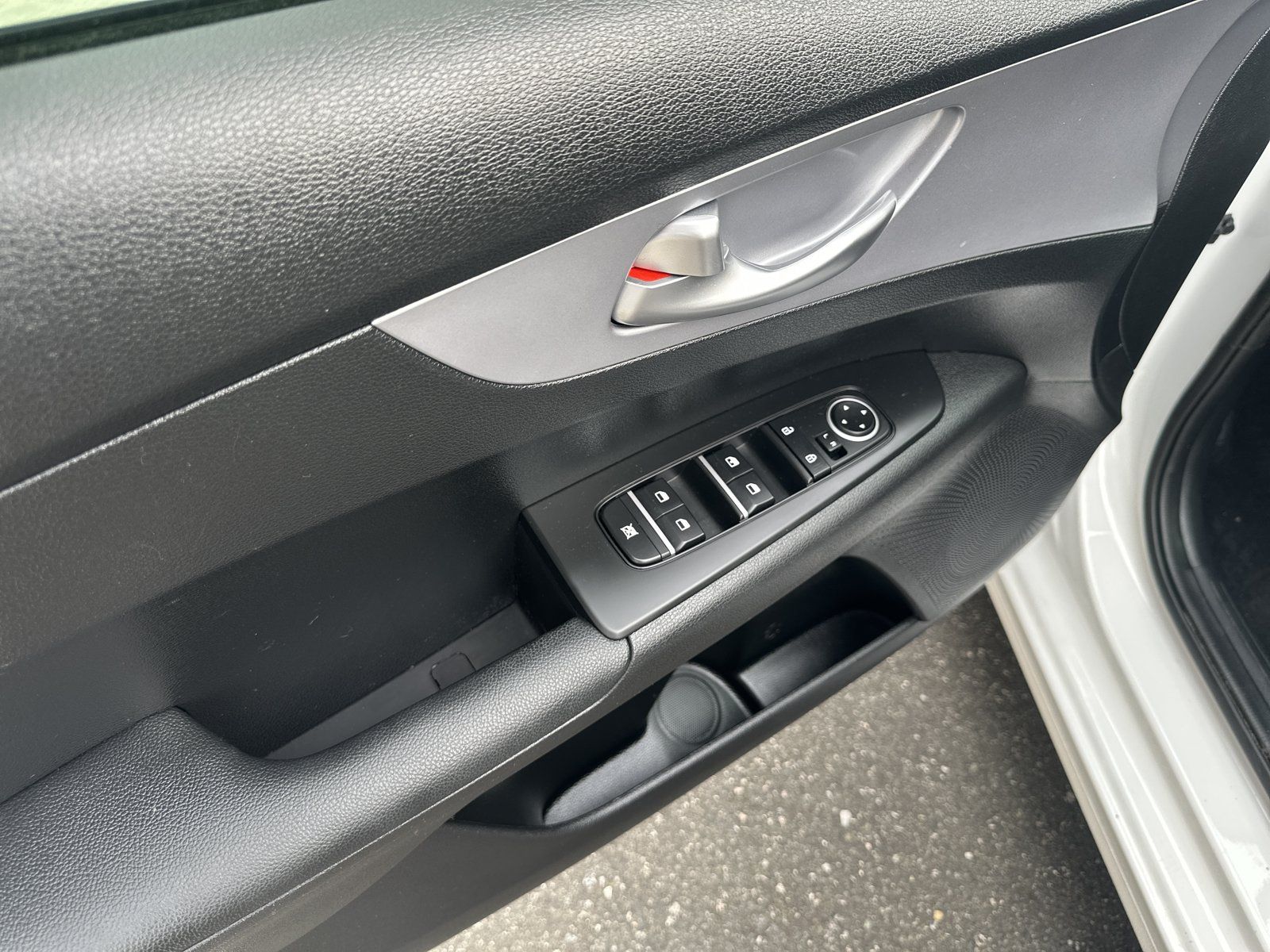 Used 2024 Kia Forte LXS w/ LXS Technology Package FWD image 9
