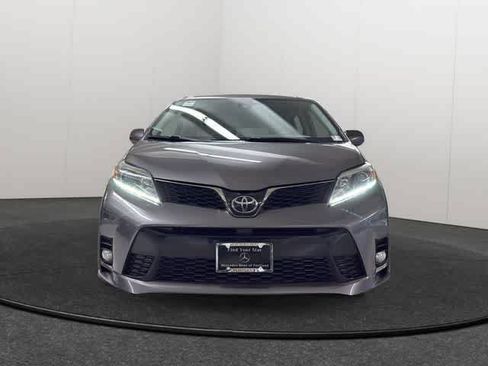 Used 2018 Toyota Sienna SE Premium FWD image 2