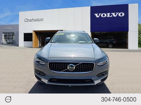 Certified 2022 Volvo V90 B6 Cross Country w/ Lounge Package AWD/4WD image 8