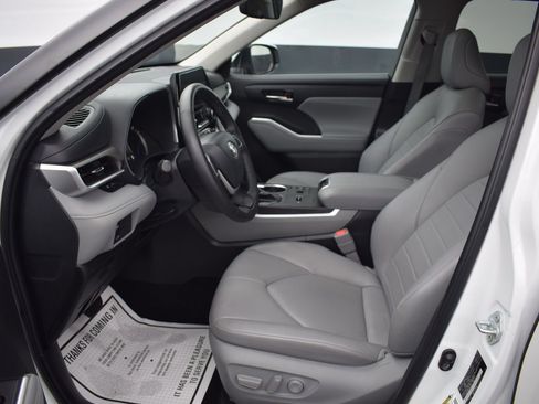 Used 2024 Toyota Highlander XLE AWD/4WD image 16