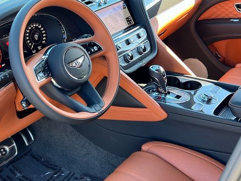 Used 2025 Bentley Bentayga image 15