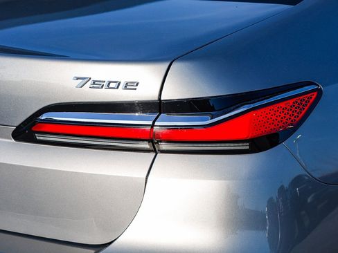 Used 2026 BMW 750e xDrive image 8