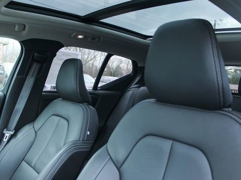 Used 2025 Volvo XC40 B5 Plus image 15