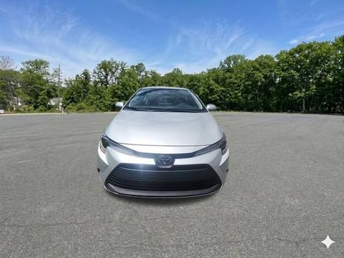Used 2025 Toyota Corolla LE w/ LE Premium Package FWD image 4