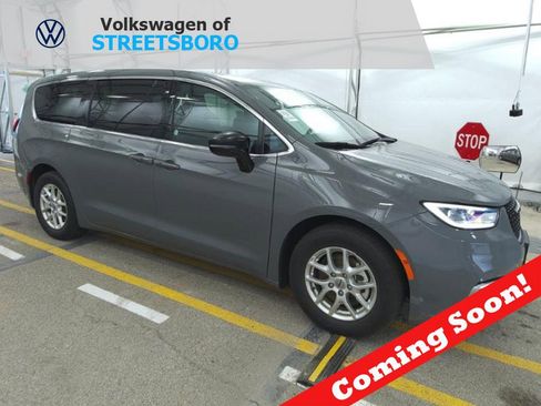 Used 2025 Chrysler Pacifica Select FWD image 1