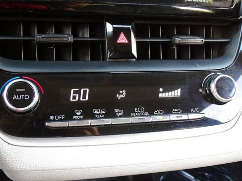 Used 2021 Toyota Corolla LE w/ Carpet Mat Package (TMS) FWD image 30