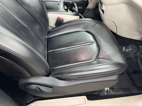 Used 2023 Chrysler Pacifica Touring-L FWD image 24