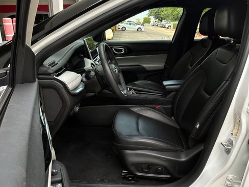 Used 2025 Jeep Compass Limited AWD/4WD image 10