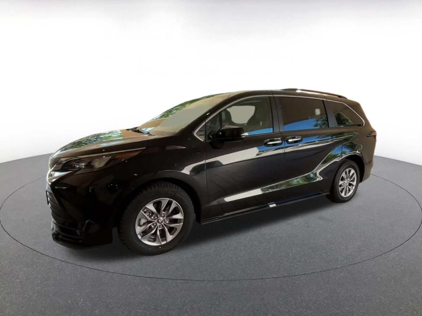 Used 2025 Toyota Sienna XLE FWD image 6