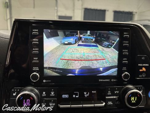 Used 2020 Toyota Highlander XLE AWD/4WD image 18
