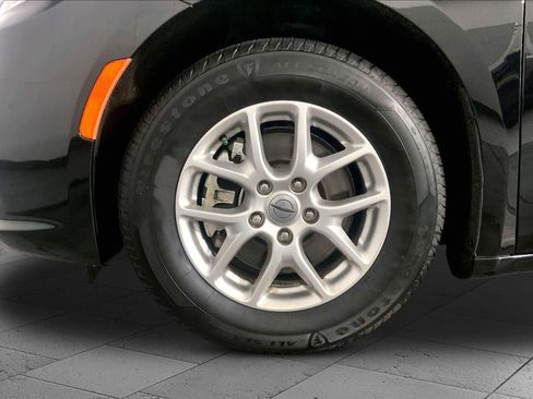 Used 2024 Chrysler Pacifica Touring-L FWD image 9